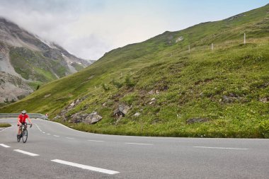 Alp Serpentine dağ yolunda bisikletçi. Avusturya 'nın tarihi rotası