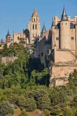 Segovia ufuk çizgisindeki Gotik katedral. Castilla Leon 'da turizm. İspanya