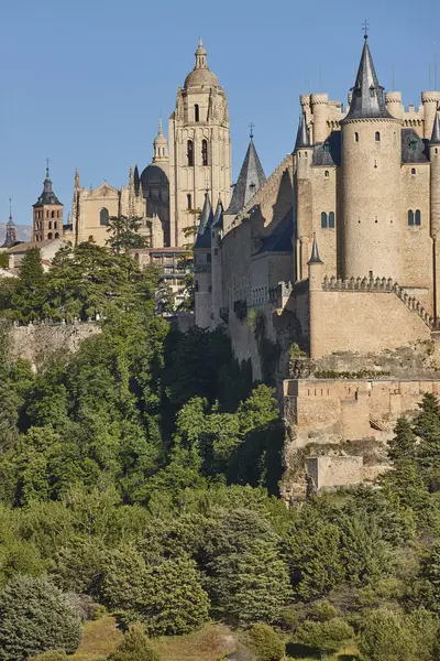 Segovia ufuk çizgisindeki Gotik katedral. Castilla Leon 'da turizm. İspanya