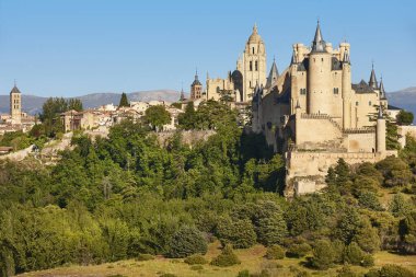 Alcazar ve katedral. Segovia silueti. Castilla Leon 'da turizm. İspanya