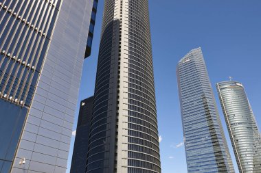 Madrid silueti. Beş kule alanı. Mali ve elçilik merkezi. İspanya