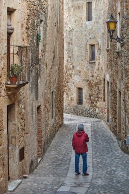 Dostlar 'da geleneksel ortaçağ geçidi. Costa Brava, Girona, İspanya