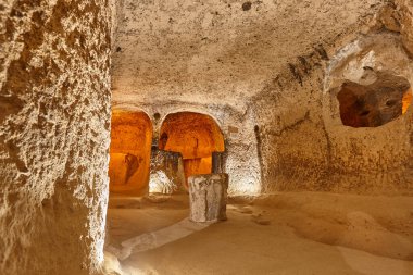 Kaymakli 'nin yeraltı köyünde aydınlık bir oda. Kapadokya, Türkiye