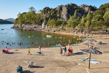 Extremadura 'daki resimli tatlı su plajı. Puerto Pena, Badajoz. İspanya