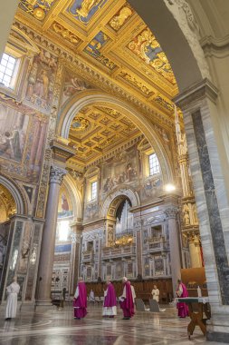 Saint John Lateran iç mekanının başyapıtı. Ayin kutlaması. Roma, İtalya