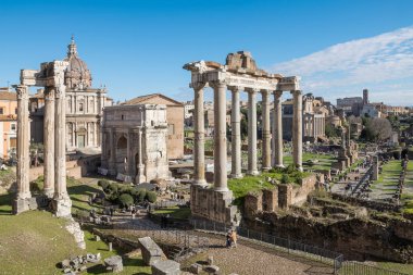 Roma Forumu anıtsal arkeolojik alanı. Tapınaklar, kiliseler, kolezyum. Roma, İtalya