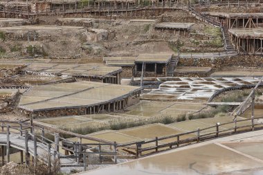 Bask Bölgesi 'nde antika tuz düzlükleri. Salinas de Anana. İspanya