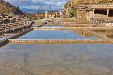 Bask Bölgesi 'nde antika tuz düzlükleri. Salinas de Anana. İspanya