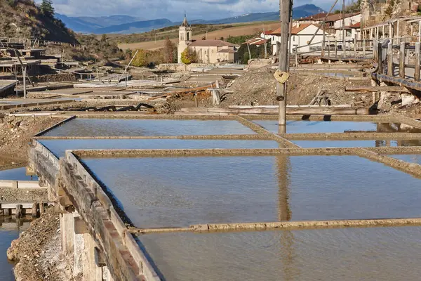 Bask Bölgesi 'nde antika tuz düzlükleri. Salinas de Anana. İspanya