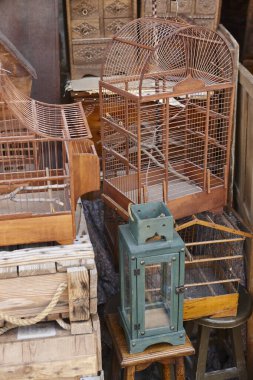 Ahşap eski dükkanda. Kuş kafesi geleneksel el yapımı işler. Basketbol