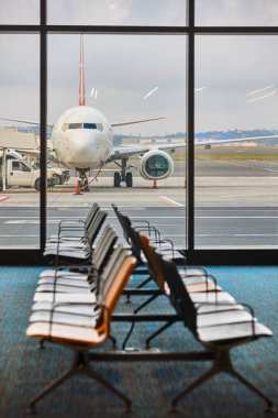 Uçak yakıt ikmali ve kalkış alanı. Ulaşım ve enerji endüstrisi.