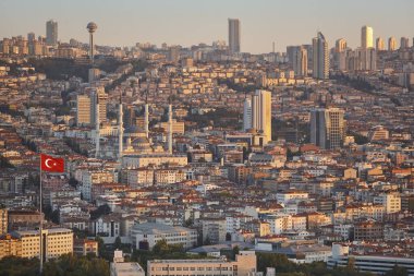 Ankara gün batımında ufuk çizgisi. Türk başkenti manzarası. Türkiye dönüm noktası