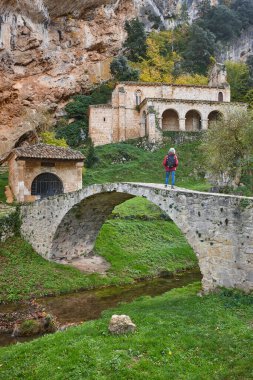 Tobera 'nın ortaçağ köyü. Şapel ve köprü. Burgos, İspanya