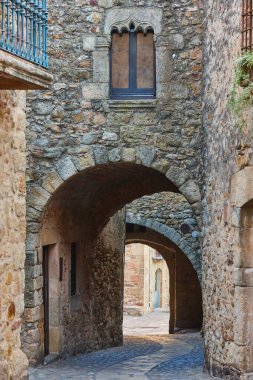 Dostlar 'da geleneksel ortaçağ geçidi. Costa Brava, Girona, İspanya
