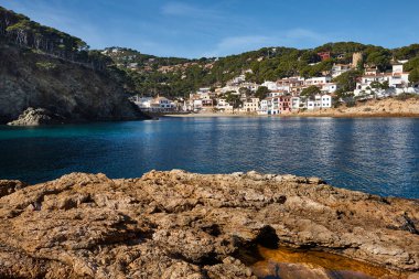 Akdeniz kıyısı geleneksel Begur köyü. Costa Brava. İspanya