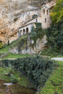 Tobera 'nın ortaçağ köyü. Antika şapel. Burgos, İspanya