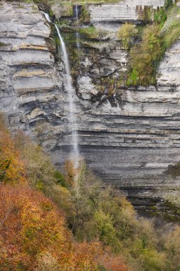 Resimli Gujuli şelalesi Bask ülkesinde. Sonbahar geldi. Alava, İspanya