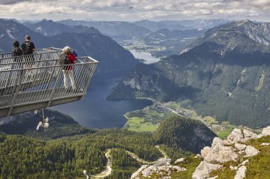 Beş parmak, manzarayı ve Hallstater Gölü 'nü aydınlatır. Yukarı Avusturya