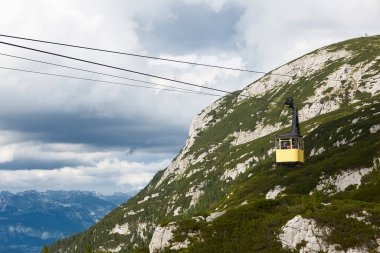 Dachstein sıradağlarında resimli sarı teleferik. Yukarı Avusturya