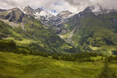 Grossglockner. Serpentine Alpine Yolu bakış açısı. Yeşil vadi ve şelale. Avusturya