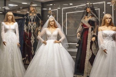Gelinlik mağazası. Doğulu kıyafet zorunluluğu. İstanbul, Türkiye
