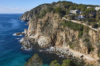 Costa Brava 'daki resimli Akdeniz kayalıkları. Girona, İspanya