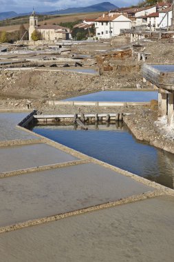 Bask Bölgesi 'nde antika tuz düzlükleri. Salinas de Anana. İspanya
