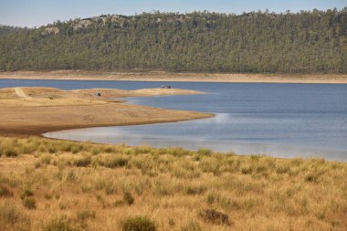 Badajoz 'daki göl manzarası. Cijara barajı. İspanya. Nüfus sıkıntısı