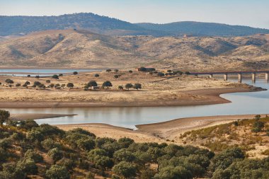 Göl manzarası La Sibirya ekstremenası. Serena su deposu. Badajoz, Extremadura. İspanya