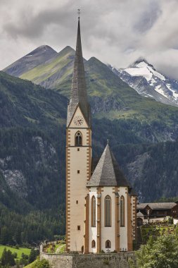 Grossglockner 'daki Heilingenblut Kilisesi manzaralı dağ yolu. Carintia, Avusturya