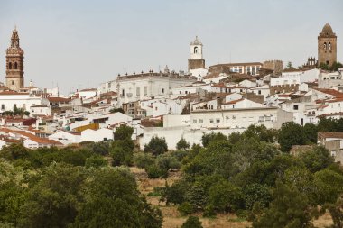 Resimli, bembeyaz evler ve çan kulesi. Jerez de los Caballeros