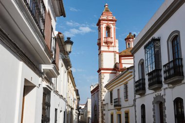 Resimli, bembeyaz evler ve kilise kulesi. Fregenal de la Sierra