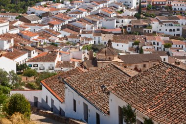 Aracena 'da geleneksel kiremit çatılar beyazlatılmış cepheler. Huelva, Endülüs. İspanya