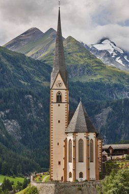 Grossglockner 'daki Heilingenblut Kilisesi manzaralı dağ yolu. Carintia, Avusturya