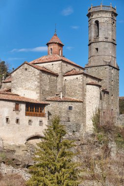 Resimli ortaçağ katalonya köyü. St. Miquel Kilisesi. Rupit. Barselona, İspanya
