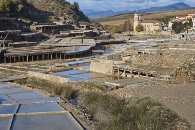 Bask Bölgesi 'nde antika tuz düzlükleri. Salinas de Anana. İspanya