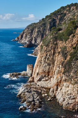 Costa Brava 'daki resimli Akdeniz kayalıkları. Girona, İspanya