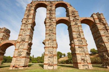 Merida 'daki antik Roma su kemeri. Badajoz dönüm noktası. Extremadura, İspanya