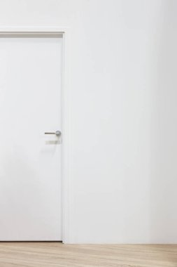 Beyaz kapı ve duvar. İçi boş. Minimalist. Boşluğu kopyala