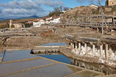 Bask Bölgesi 'nde antika tuz düzlükleri. Salinas de Anana. İspanya