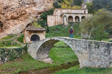 Tobera 'nın ortaçağ köyü. Şapel ve köprü. Burgos, İspanya