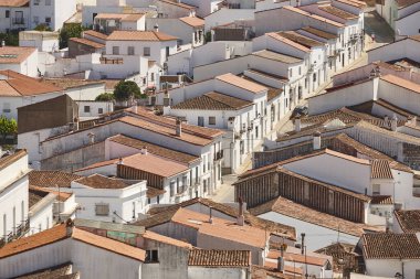 Aracena 'da geleneksel kiremit çatılar beyazlatılmış cepheler. Huelva, Endülüs. İspanya