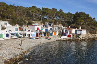 Girona 'daki resim gibi renkli Akdeniz kıyıları. Salguer Koyu. Katalonya, İspanya