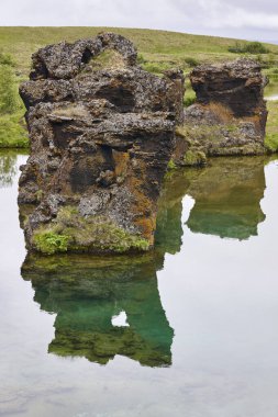 İzlanda manzarası. Sakin sular ve lav oluşumları. Myvatn bölgesi. İzlanda
