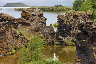 İzlanda manzarası. Sakin sular ve lav oluşumları. Myvatn bölgesi. İzlanda