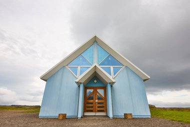 Küçük ahşap ve kristal mavi şapel. Doğu kanadı. İzlanda