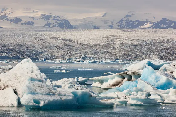 Buzdağları, göl ve karlı dağlar. Jokulsarlon, Güneydoğu bölgesi. İzlanda. 
