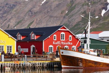 Siglufjordur Köyü Limanı, İzlanda 'da renkli restoranlar ve balıkçı tekneleri