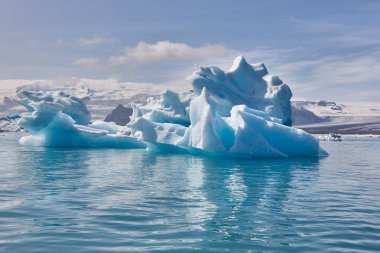Buzdağları, göl ve karlı dağlar. Jokulsarlon, Güneydoğu bölgesi. İzlanda. 