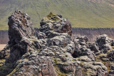 Rhyolite oluşumları olan volkanik bir manzara. Fjallabak. İzlanda dönüm noktası